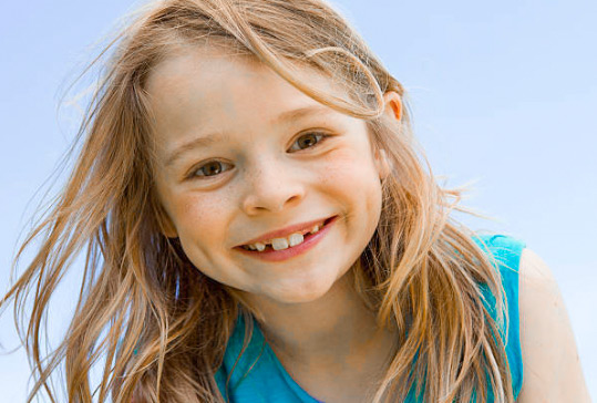 Portrait lächelndes Mädchen mit Zahnlücken