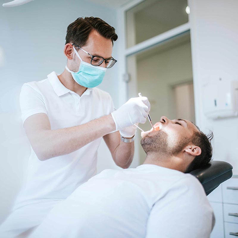 Zahnarzt bei Kontrolluntersuchung